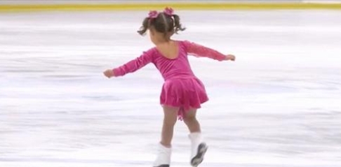 La fillette de 3 ans s’avance sur la glace et salue sa maman avant d’offrir un spectacle magique
